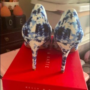 Sexy pumps. Brand new. Never worn. With box. 2 3/4 heel height.